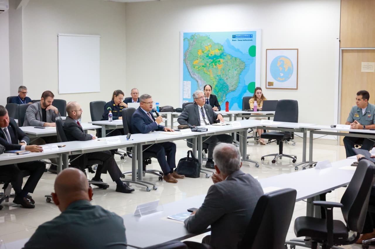 Mesa redonda com os participantes