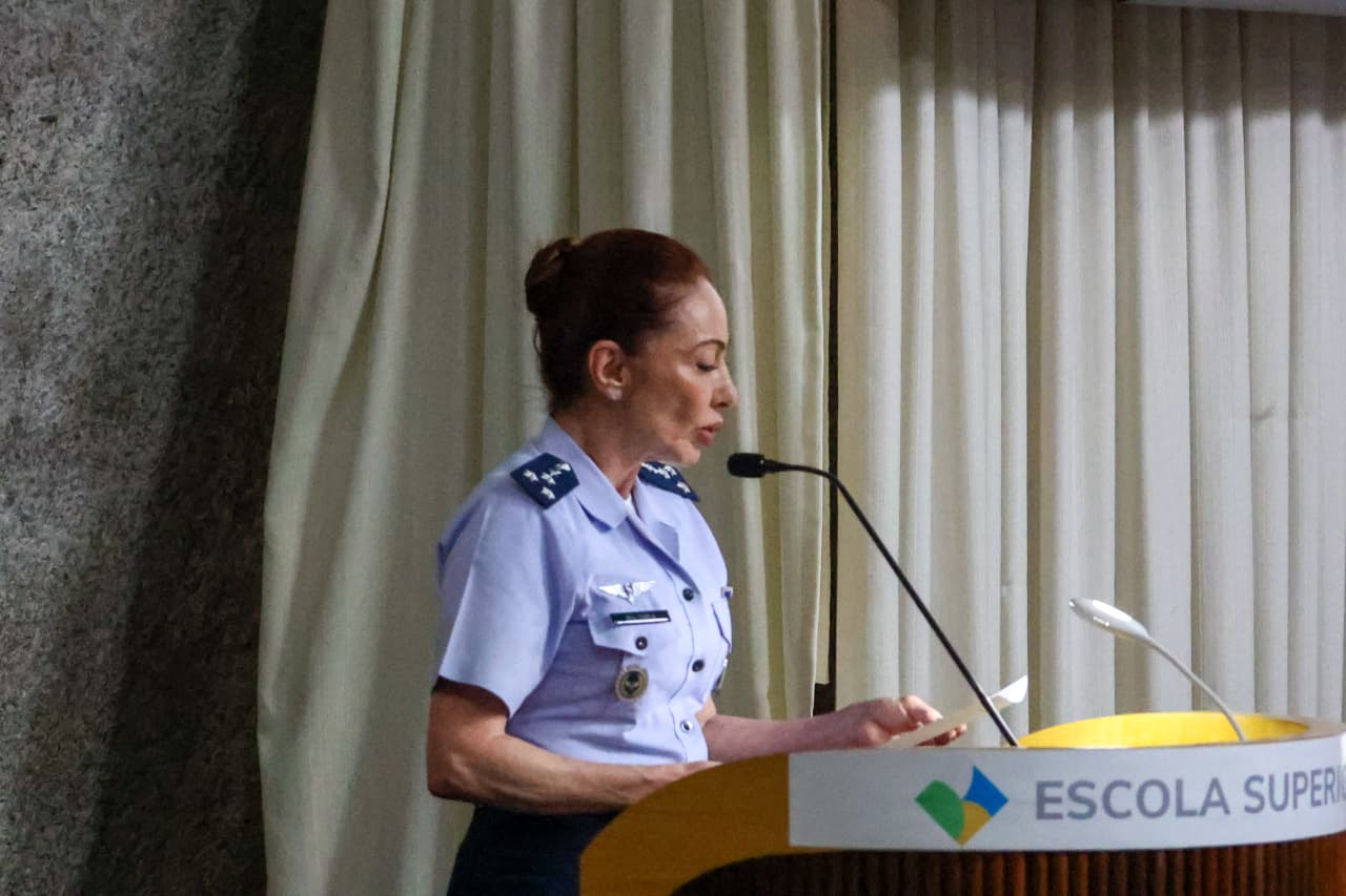 A Comandante da ESD, Major-Brigadeiro Carla Lyrio Martins, deu as boas-vindas ao Almirante de Esquad