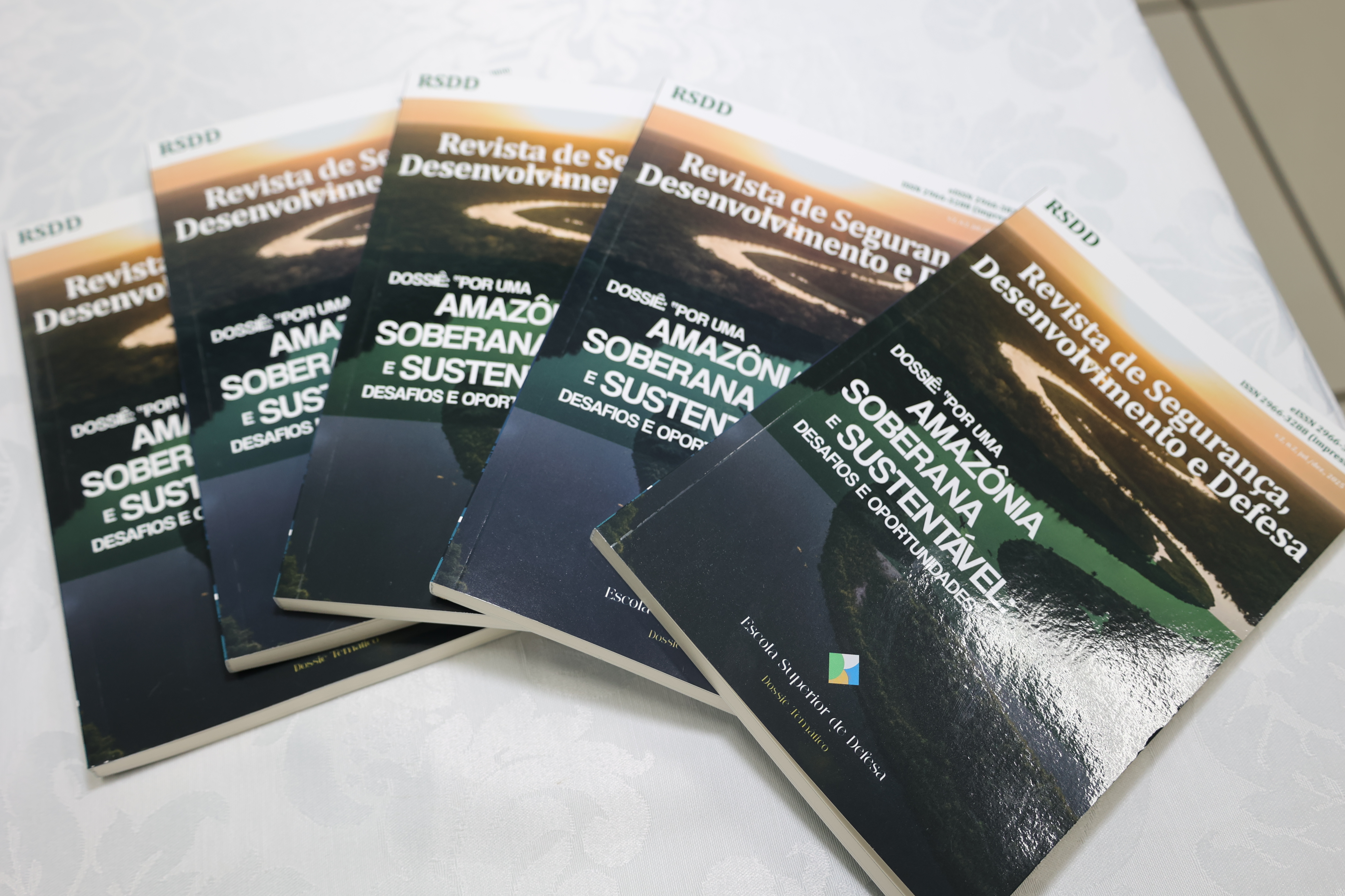 ESD e CENSIPAM lançam Revista Segurança, Desenvolvimento e Defesa com dossiê sobre a Amazônia