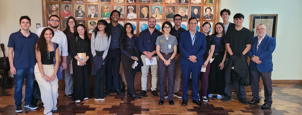 Alunos do Instituto de Relações Internacionais e Defesa da UFRJ visitam a ESG
