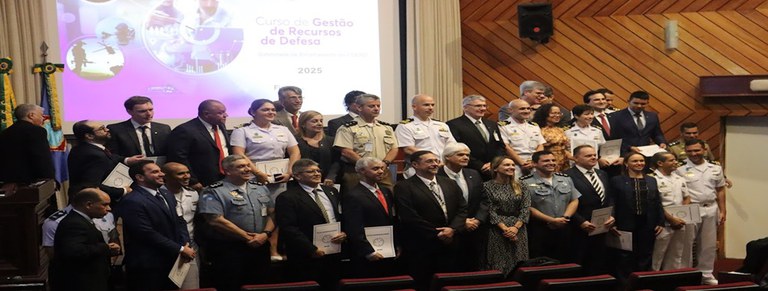 Escola Superior de Guerra forma 35 discentes na edição 2025 do CGERD-RJ