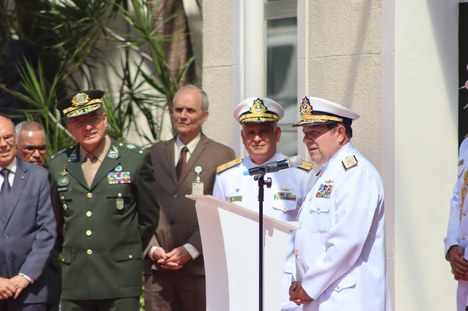 Vice-Almirante Kerr profere palavras de boas-vindas ao novo comandante
