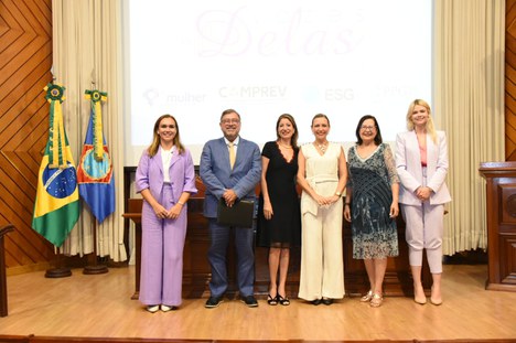 Participantes do 2º painel ao lado da idealizadora do simpósio