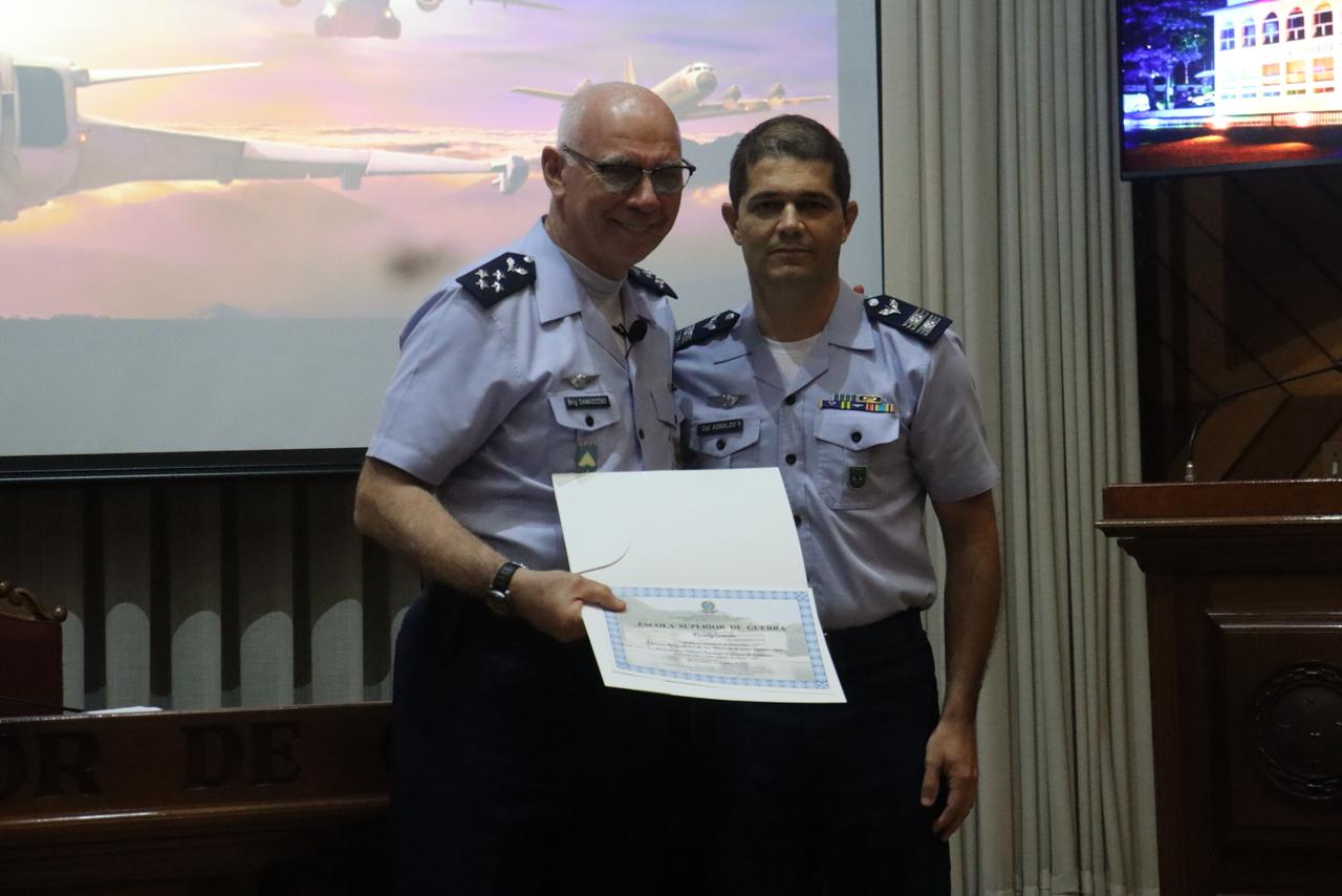 Entrega de lembrança institucional ao comandante da força aérea