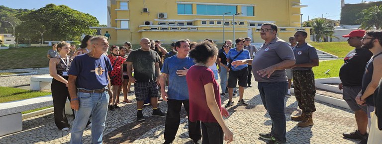 Integrantes do Centro de Atenção Psicossocial da Rocinha visitam a Fortaleza de São João