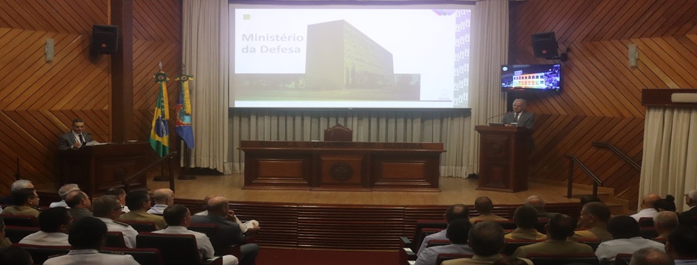 Entrega de lembrança institucional ao Ministro da Defesa José Múcio