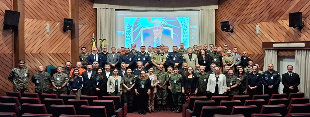 Professor Emérito do Colégio Interamericano de Defesa apresenta conferência para os alunos do CAEPE
