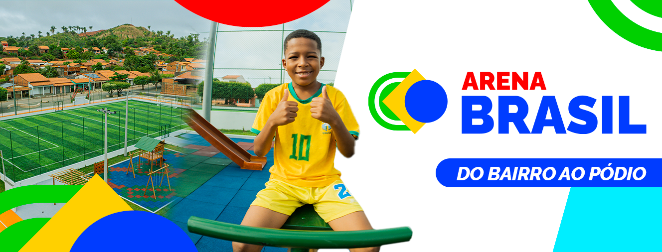 Menino com uniforme do Brasil em parquinho ao lado de quadra esportiva.