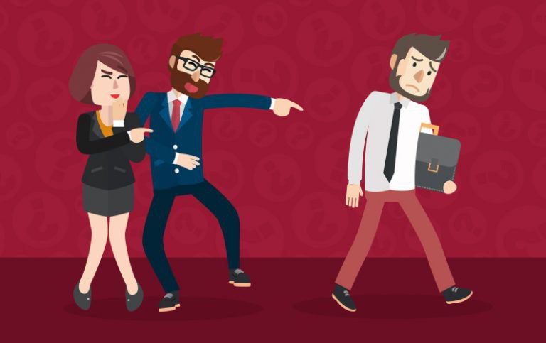 Um casal, o homem e a mulher, sorrindo de forma zombeteira, apontam para um colega de trabalho, fazendo piadas ou se divertindo às suas custas, em uma atitude de desdém.