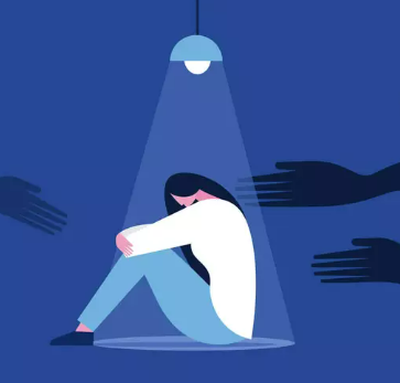 Uma mulher está sentada, com uma luz intensa sobre ela, simbolizando as consequências profundas e dolorosas que o assédio sexual pode causar, iluminando o impacto emocional e psicológico da experiência.