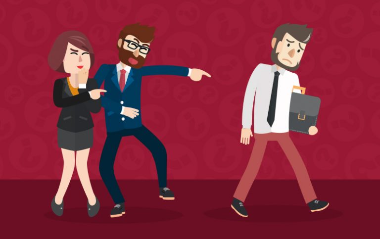 Um casal, o homem e a mulher, sorrindo de forma zombeteira, apontam para um colega de trabalho, fazendo piadas ou se divertindo às suas custas, em uma atitude de desdém.