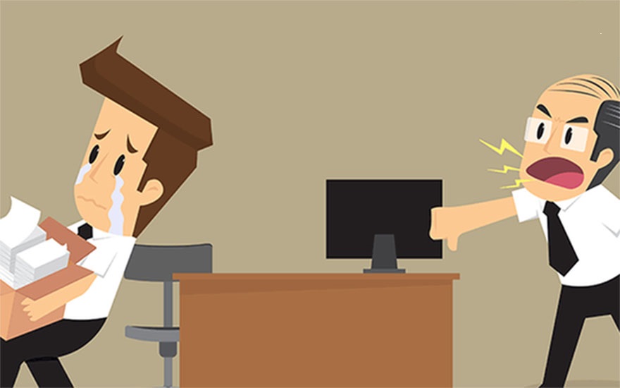 O chefe aponta para o seu funcionário, que carrega uma caixa pesada, com o semblante de choro no rosto, claramente exausto e demonstrando não aguentar mais a carga de trabalho que está sendo imposta.