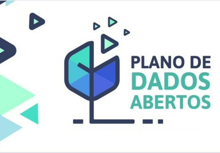 A imagem anuncia o "PLANO DE DADOS ABERTOS". À esquerda, um símbolo moderno em azul e verde claro, com pequenos triângulos flutuando, sugere dados se abrindo. À direita, as palavras "PLANO DE" menores, acima de "DADOS ABERTOS" em letras grandes e fortes. Uma linha azul com dois pontos pretos está abaixo do símbolo. A imagem representa a iniciativa de tornar informações acessíveis e transparentes.
