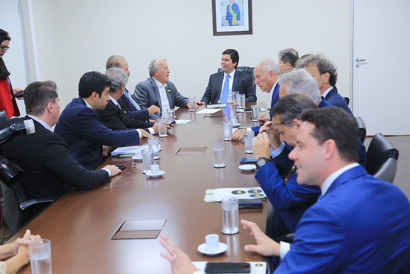 ministro e convidados conversam à mesa
