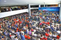Ao lado de Lula, ministro André Fufuca participa de ato no Planalto em defesa da democracia