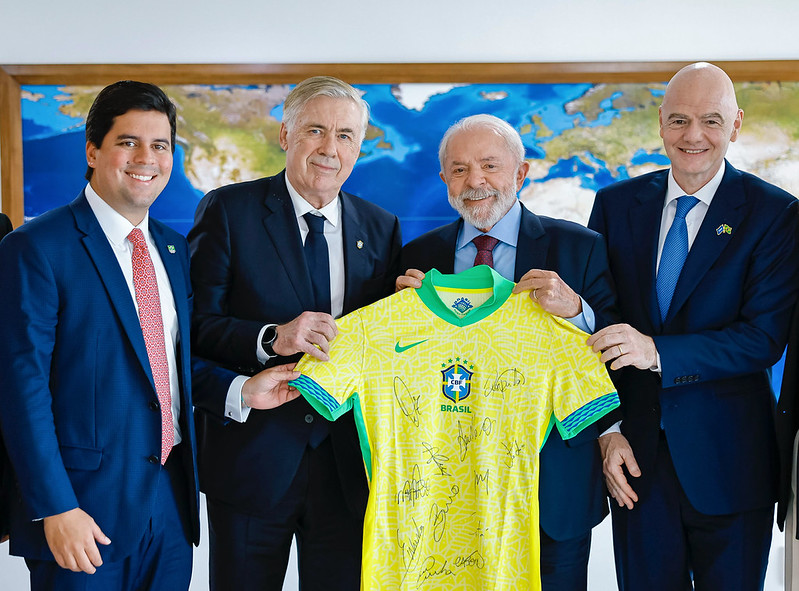 Presidente da República, Luiz Inácio Lula da Silva, durante reunião com o Presidente da Federação Internacional de Futebol (FIFA), Gianni Infantino. Palácio do Planalto. Brasília (DF) - Brasil     Foto: Ricardo Stuckert / PR