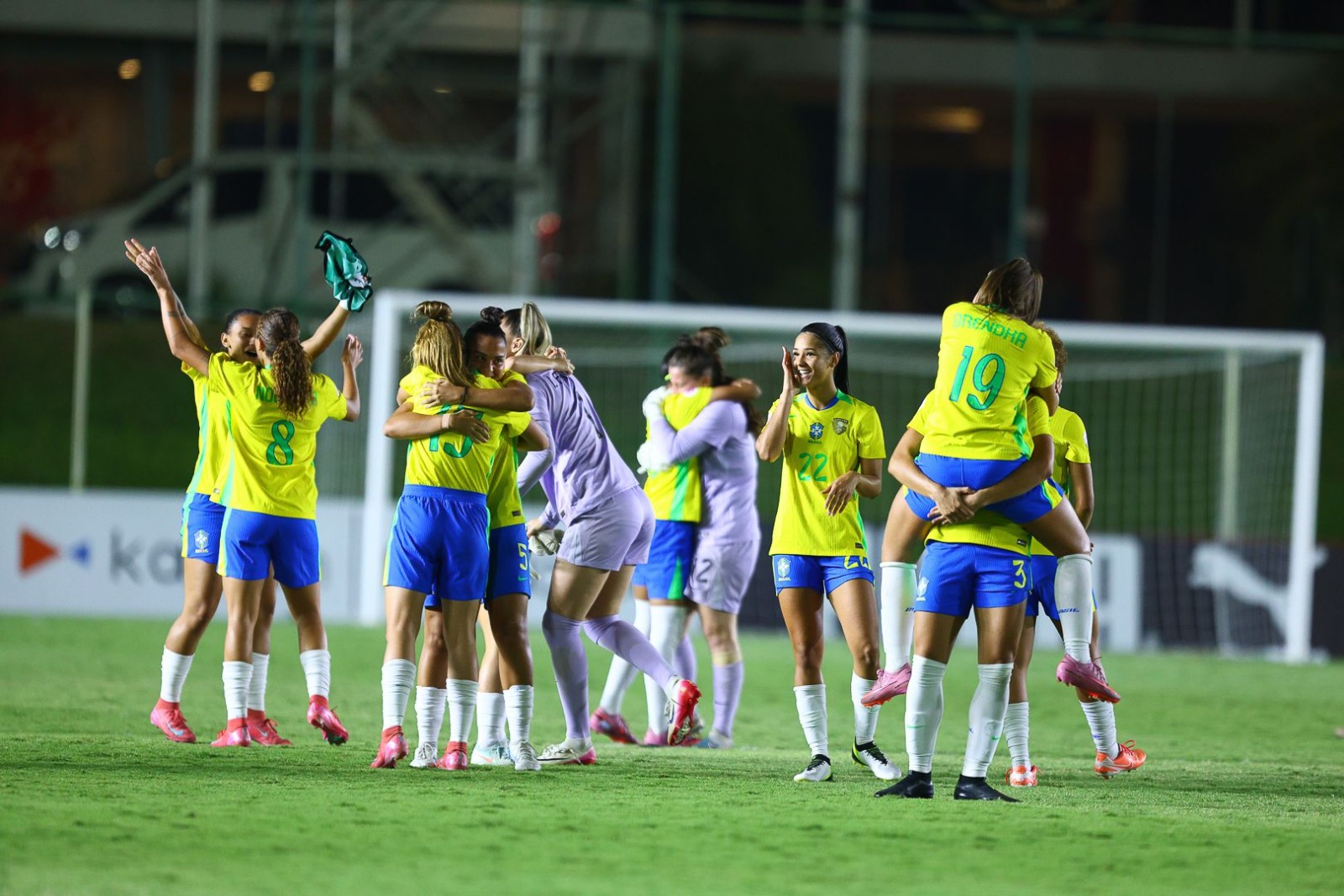 Comemoração após o apito final: a hegemonia da categoria no continente está garantida com o 11º título da competição