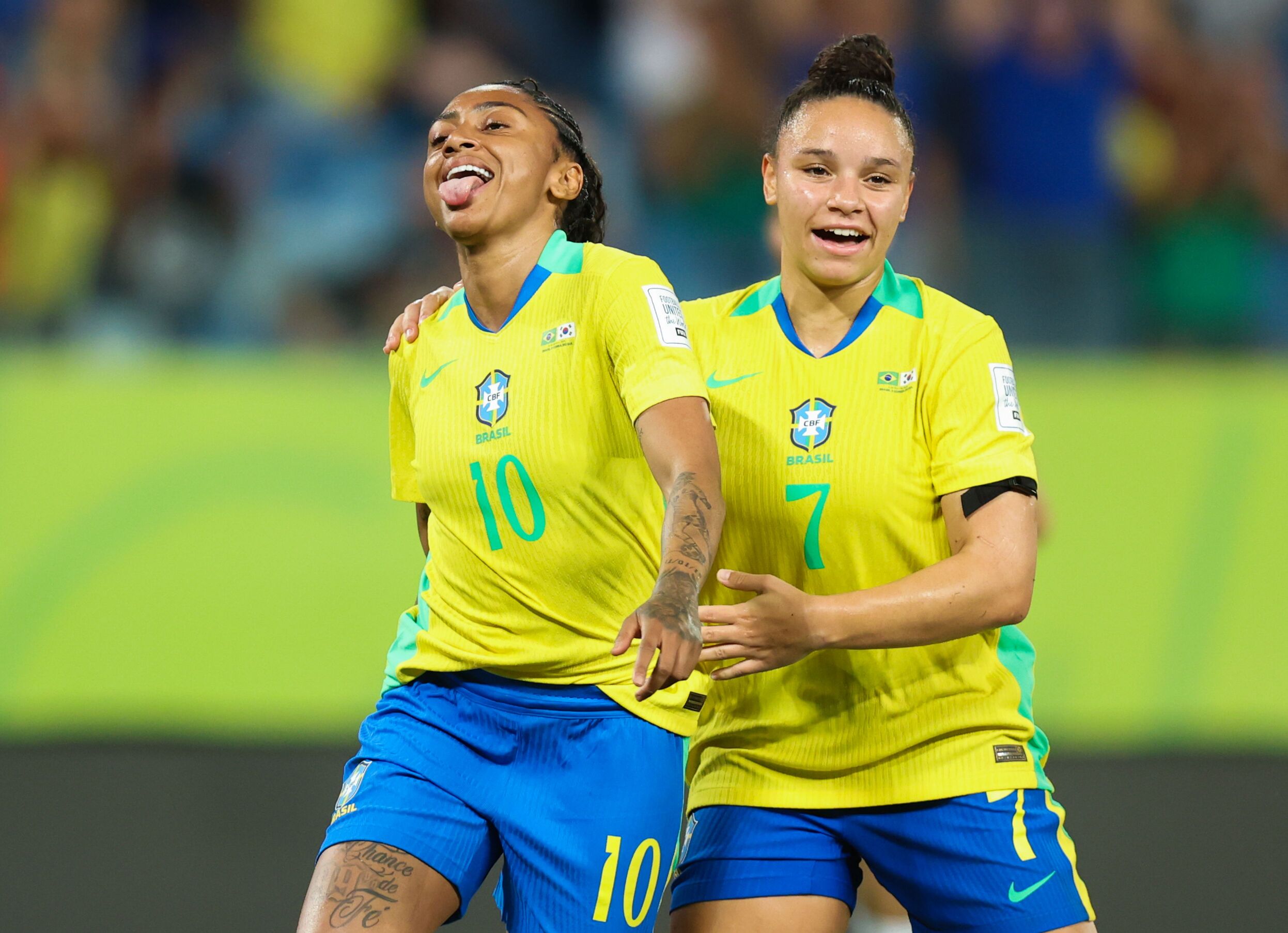 Kerolin e Dudinha celebram gol da Seleção Feminina