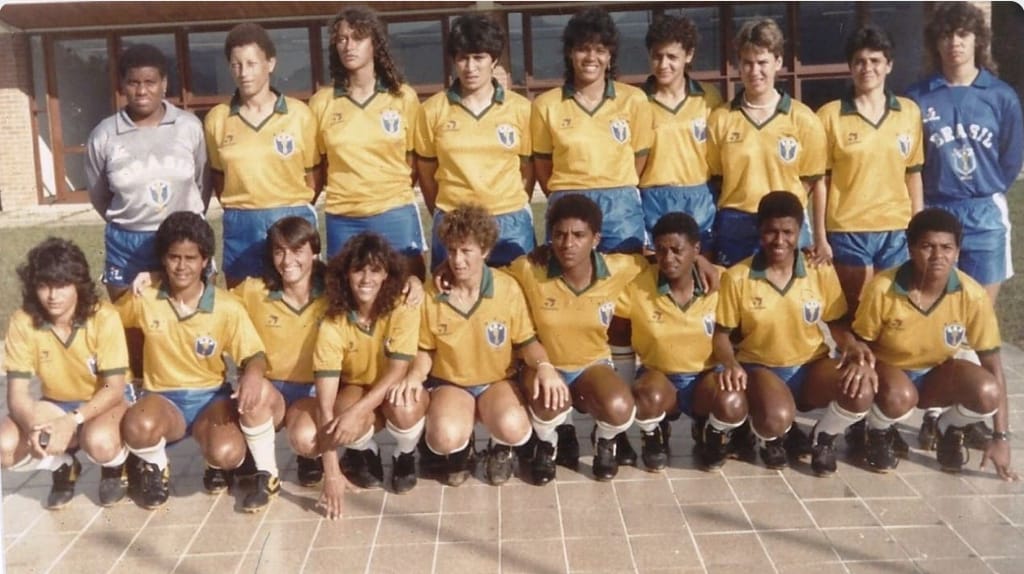 Seleção brasileira de 1988 posando para foto.
