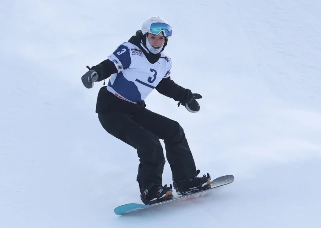 Atleta no snowboard na neve.