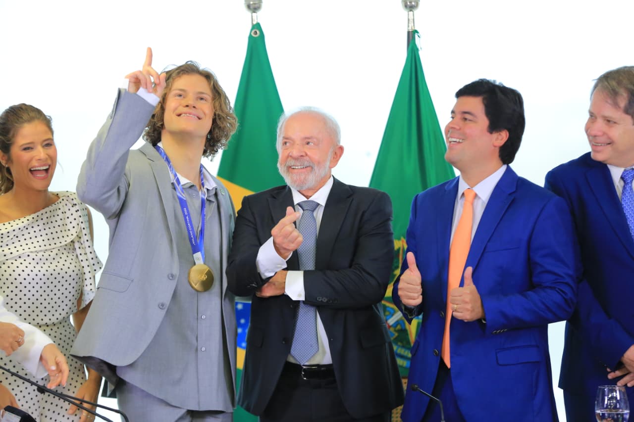 Lucas Pinheiro durante encontro com o presidente Lula e o ministro do Esporte, André Fufuca.