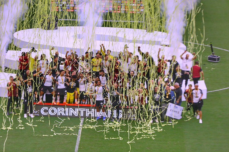 Jogadores do Corinthians comemoram a vítória entre fogos e serpentinas