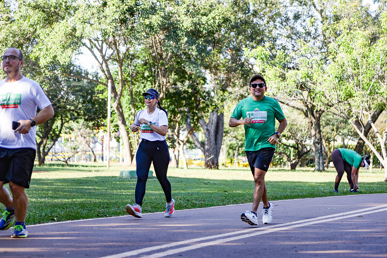 ministro correndo junto a outros dois corredores