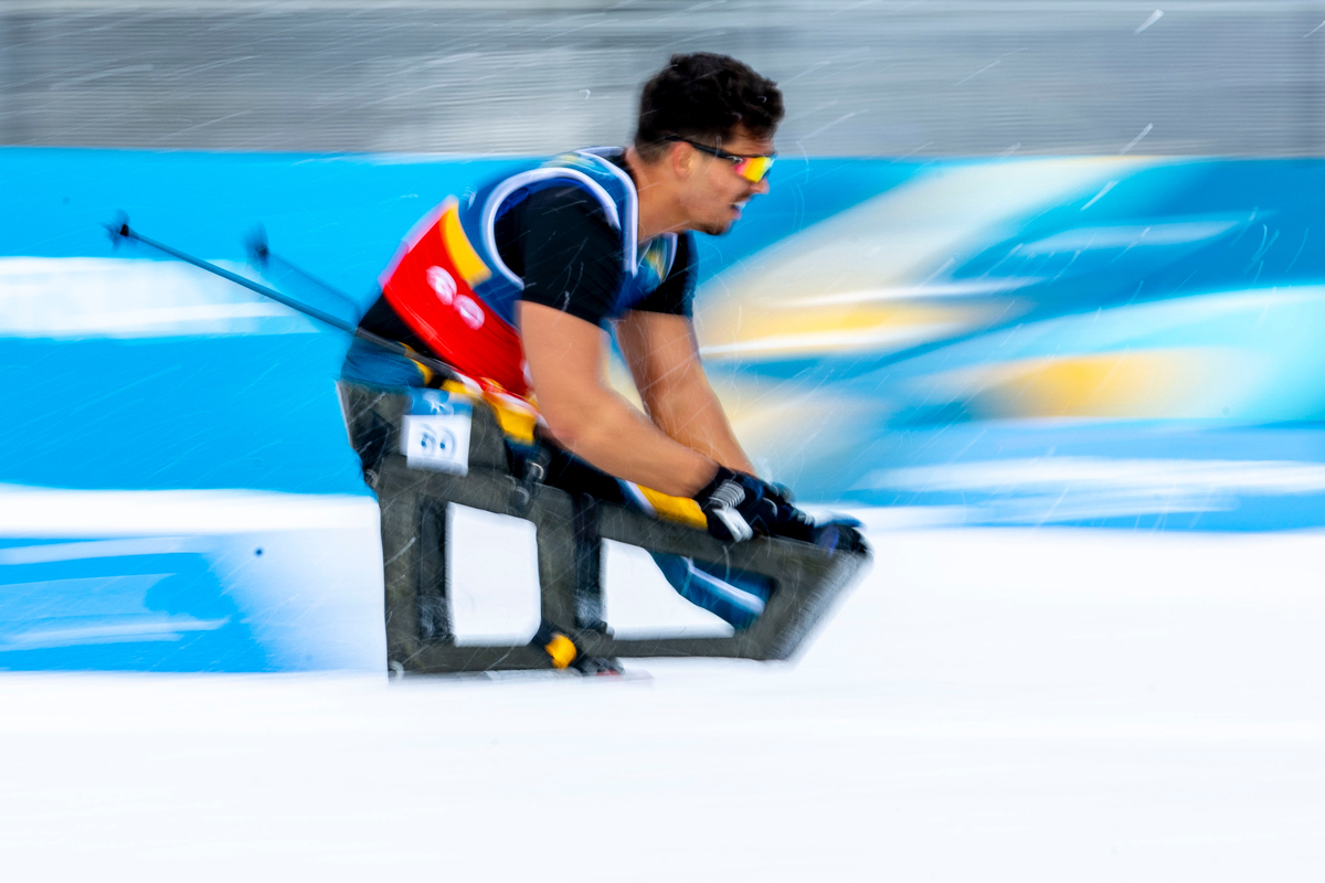 Atleta sentado em competição de Skii Cross-Country