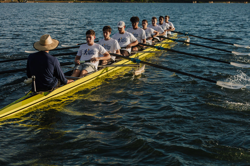 Remadores em ação na água