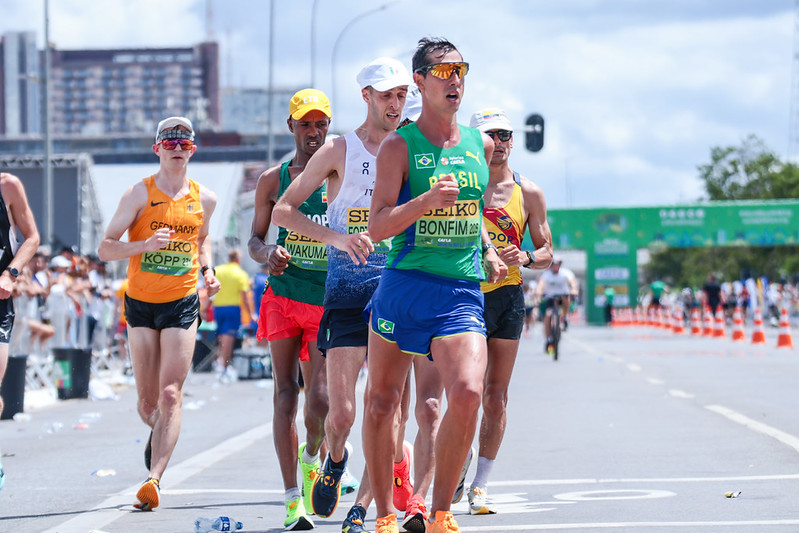 Atletas correndo em prova.