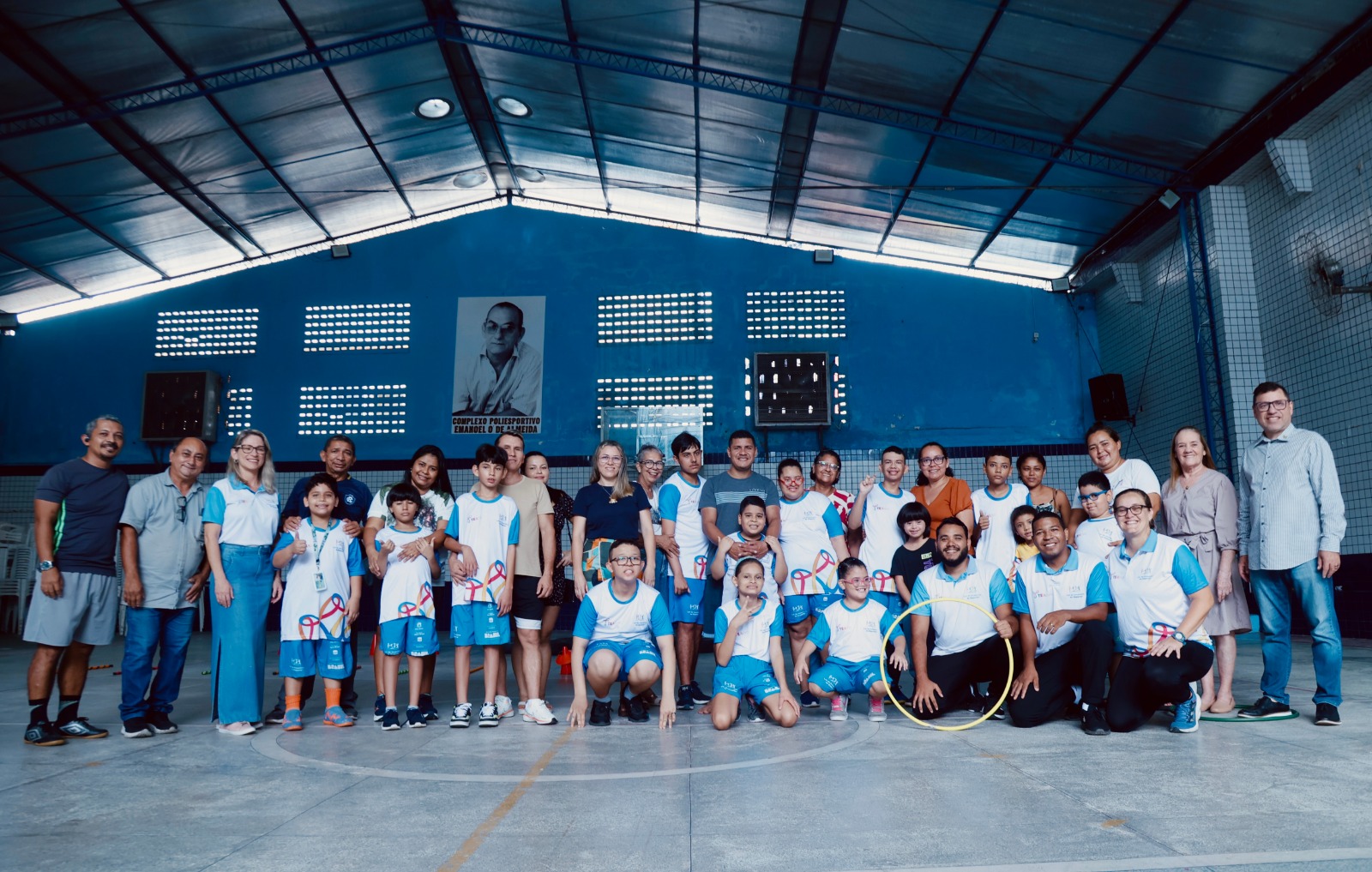 Crianças, professores e gestores posam para foto.