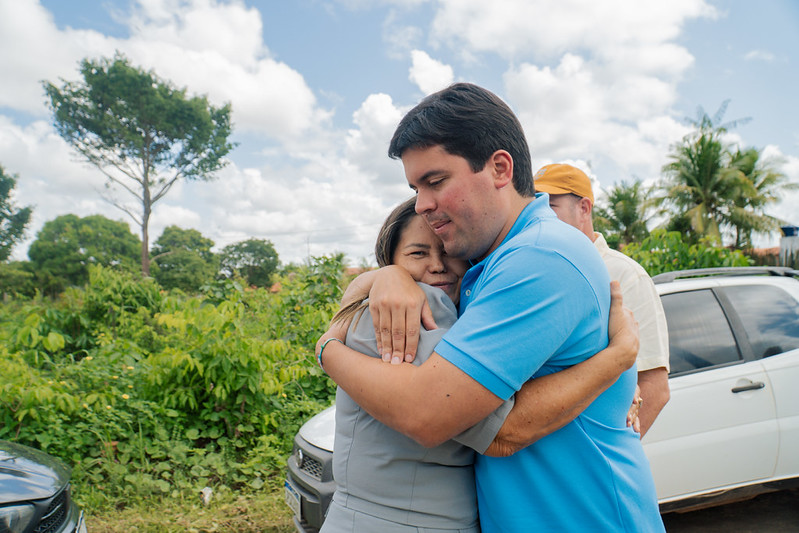 Ministro André Fufuca abraçando moradora de Pedro do Rosário (MA)