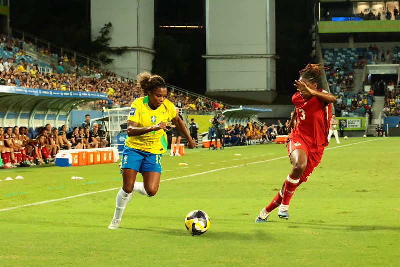 Duas jogadoras disputam bola