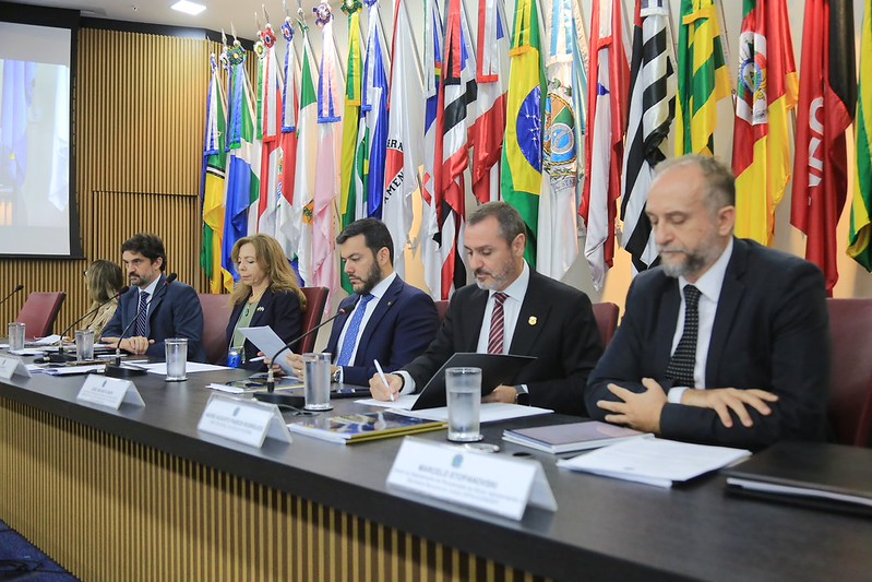 Todos diante das bandeiras