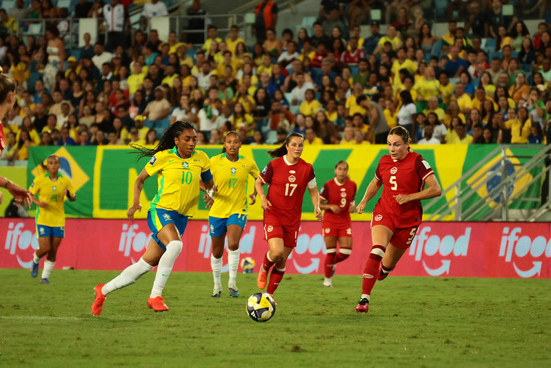 Jogadoras disputam bola