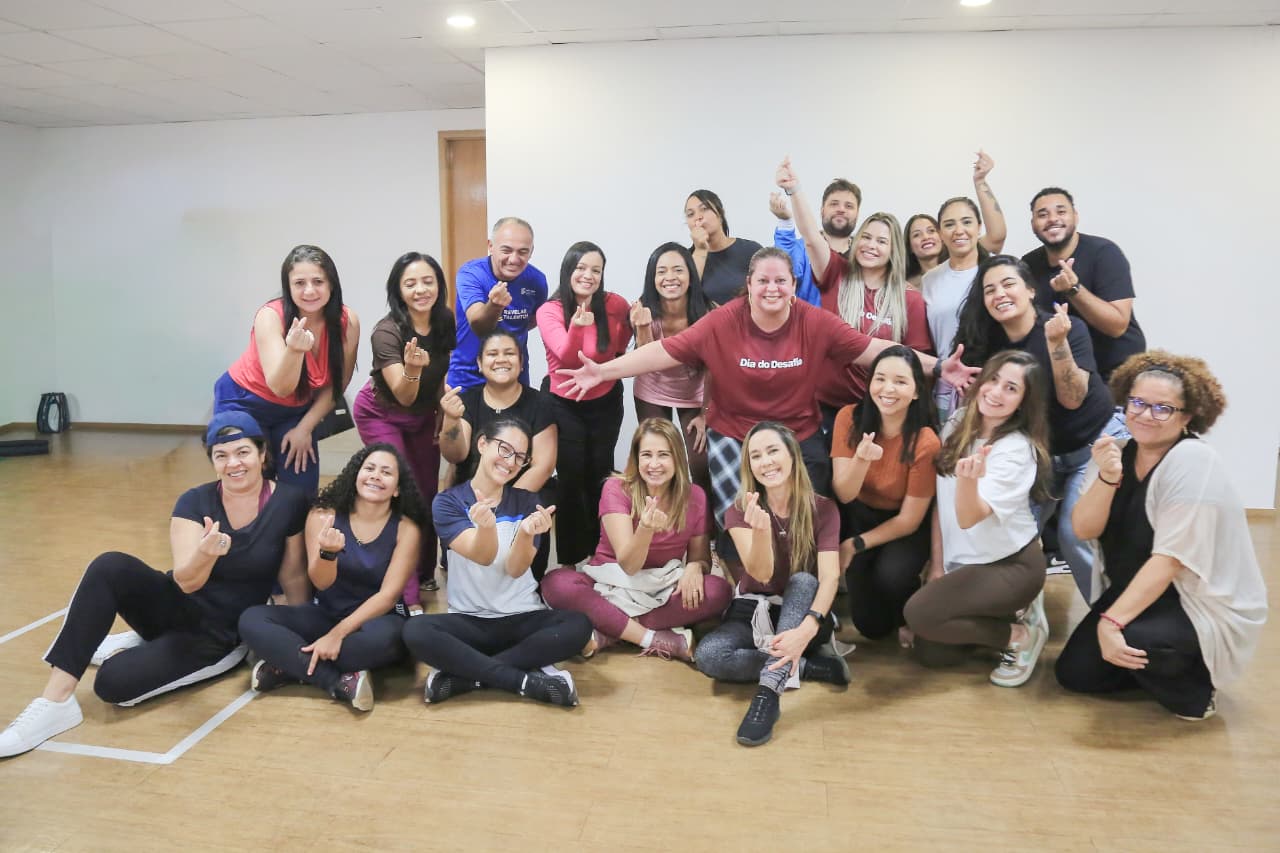 Oficina de k-pop com a professora Renata Simplicio. (ao centro, de braços abertos). Foto: Ronaldo Caldas/MEsp)