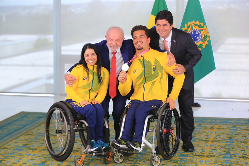 Presidente Lula e ministro Fufuca ao lado dos atletas