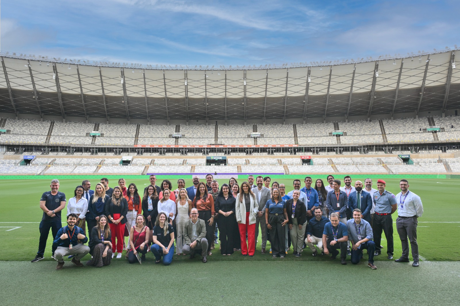 Foto da equipe da visita dentro do estádio