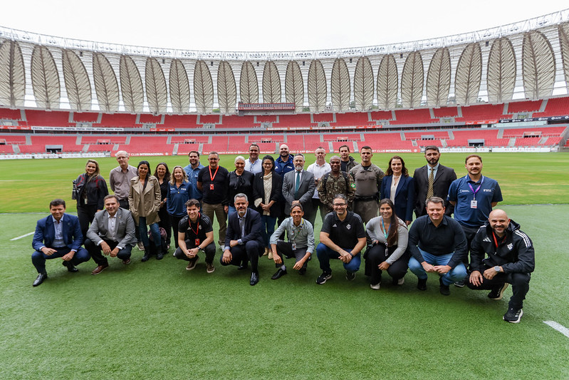 Servidores do Ministério, representantes da FIFA, do Estado e Prefeitura de Porto alegre no estádio.