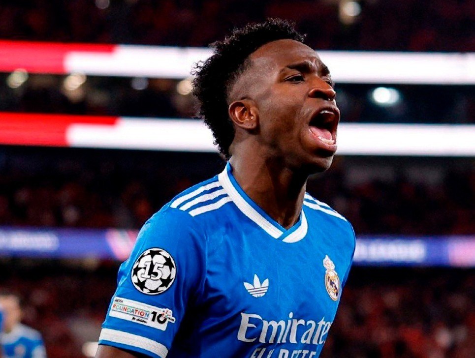 O jogador Vinicius Junior gritando em campo.