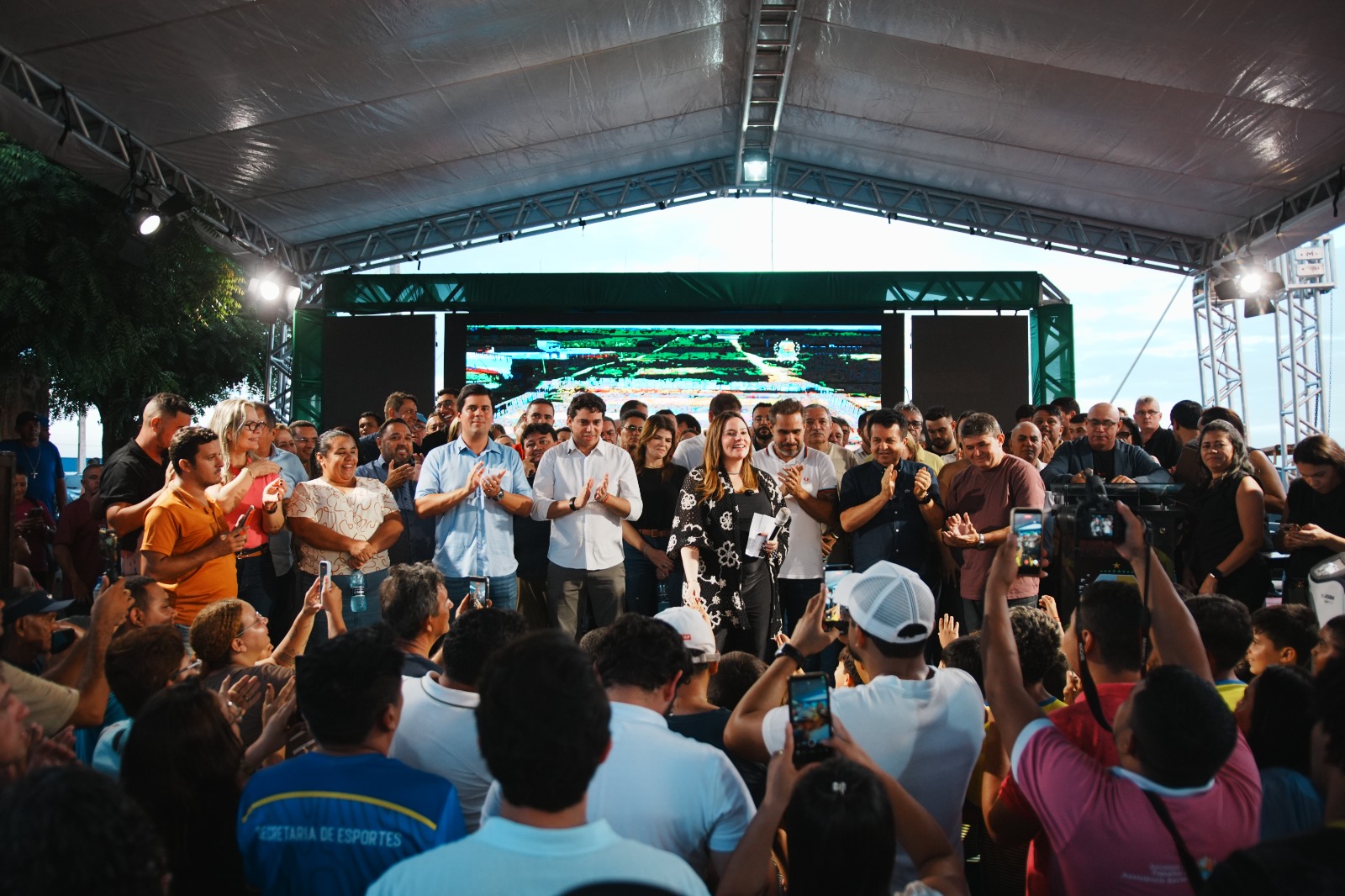 Ministro André Fufuca, ao lado de prefeitos e parlamentares.