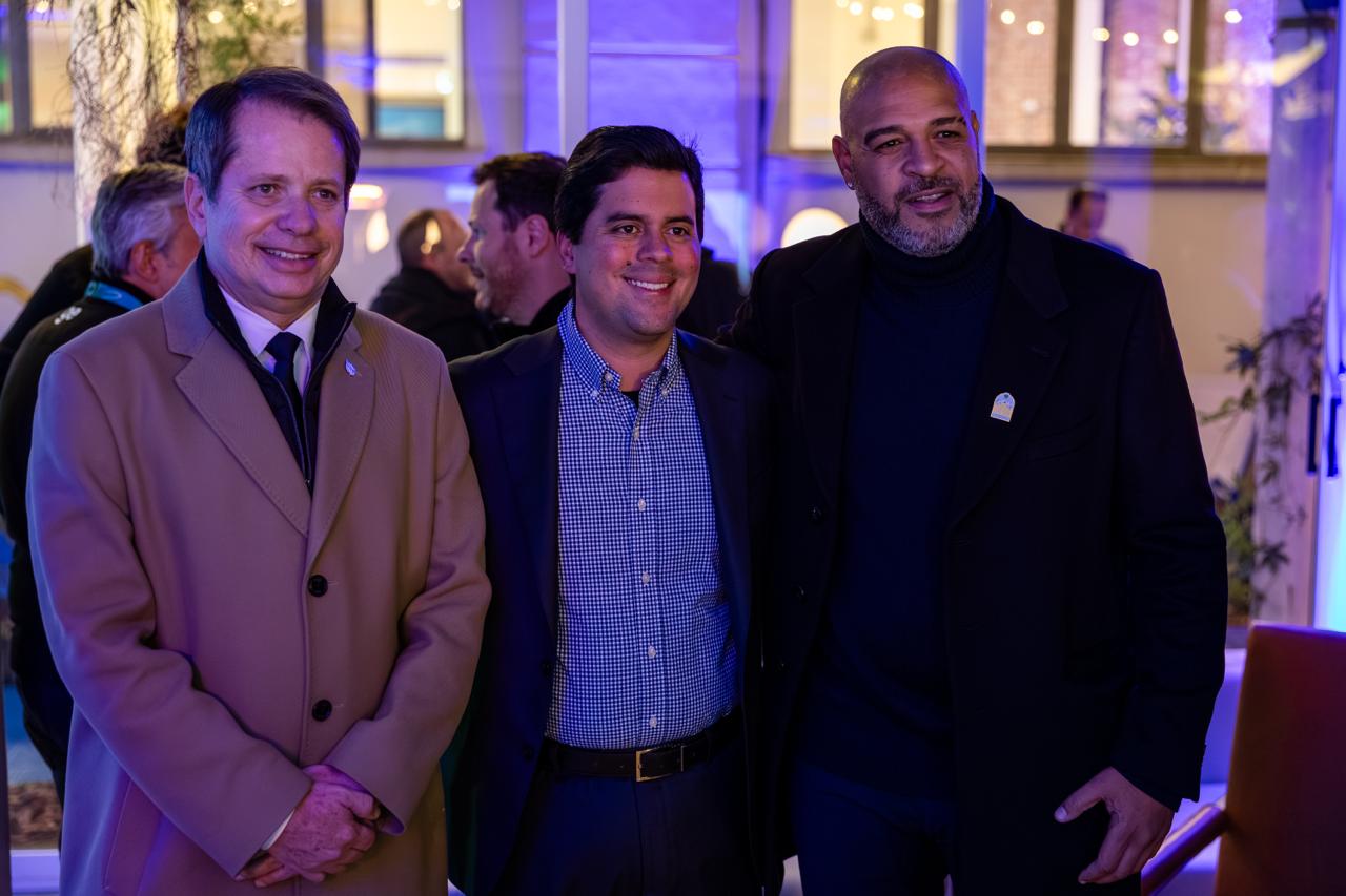 Ministro André Fufuca, ao Centro, ao lado do jogador Adriano Imperador e do presidente do COB, Marco La Porta