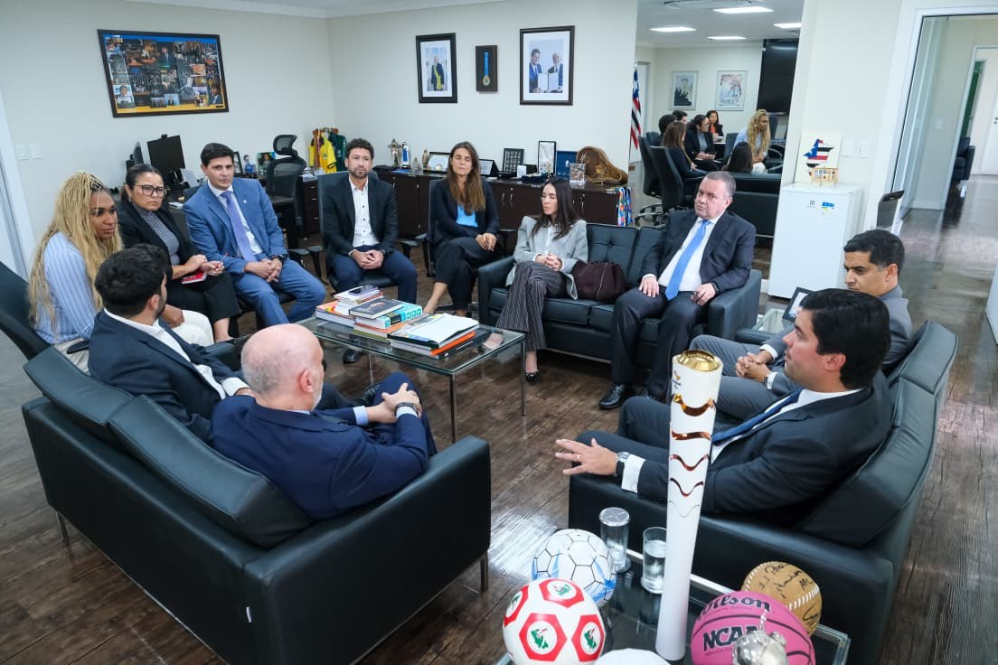 Todos sentados em roda conversam.