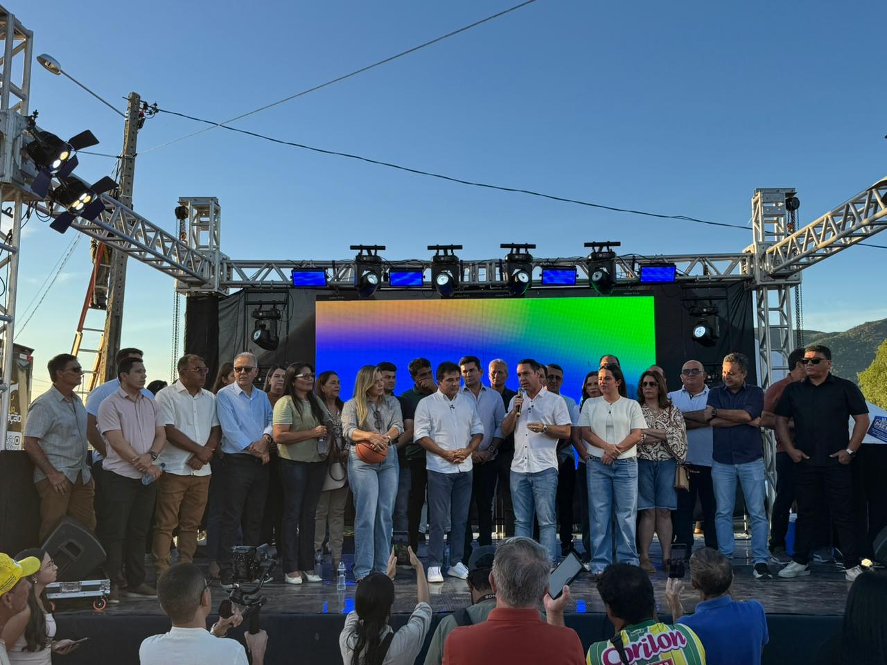 Palco da inauguração lotado