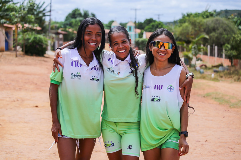 As três atlegas abraçadas olhando para a Câmera