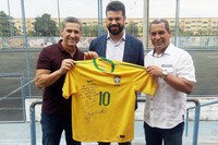 Ministro do Esporte conhece projeto social dos tetracampeões Jorginho e Zinho