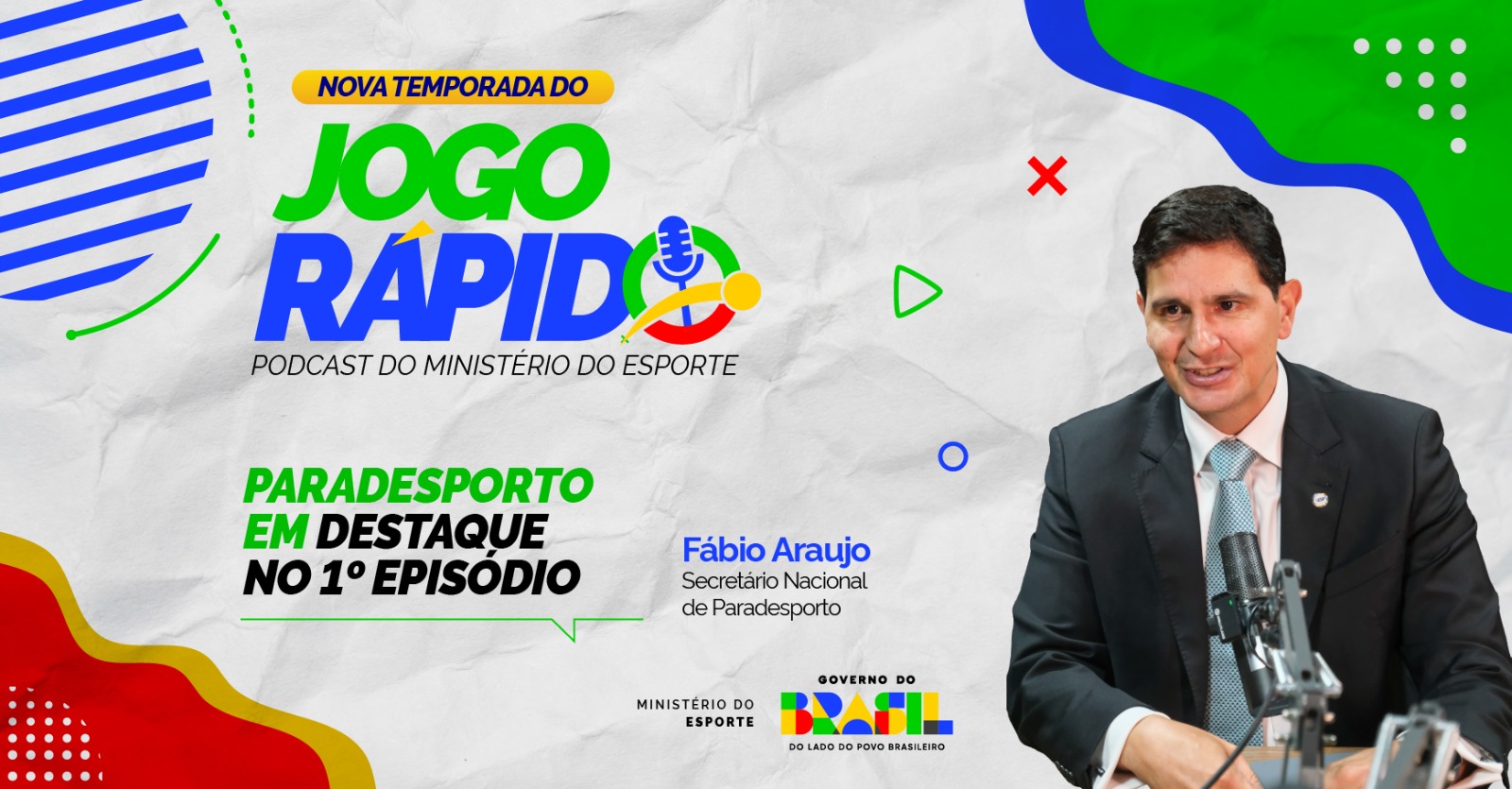 De um lado os entrevistadores e do outro o entrevistado, Fábio Araújo.