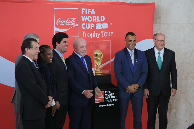 Presidente Lula, vice-presidente Alckmin e ministro Fufuca com a ex-jogadora Formiga e a taça da Copa do Mundo