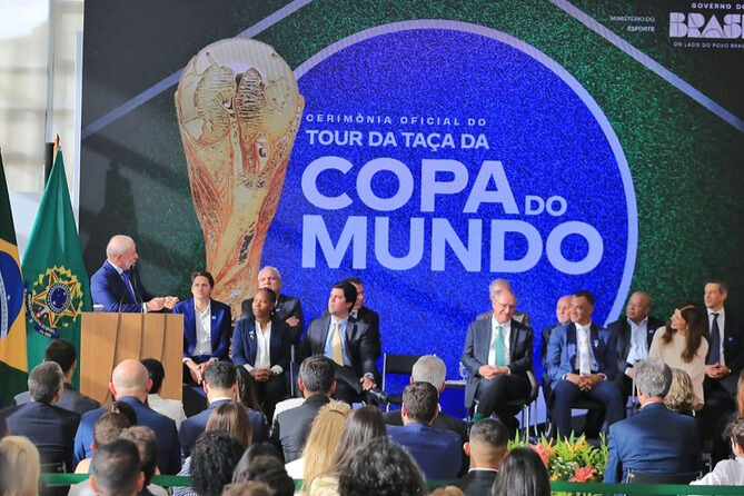 Presidente Lula fala durante cerimônia do tour da taça em Brasília