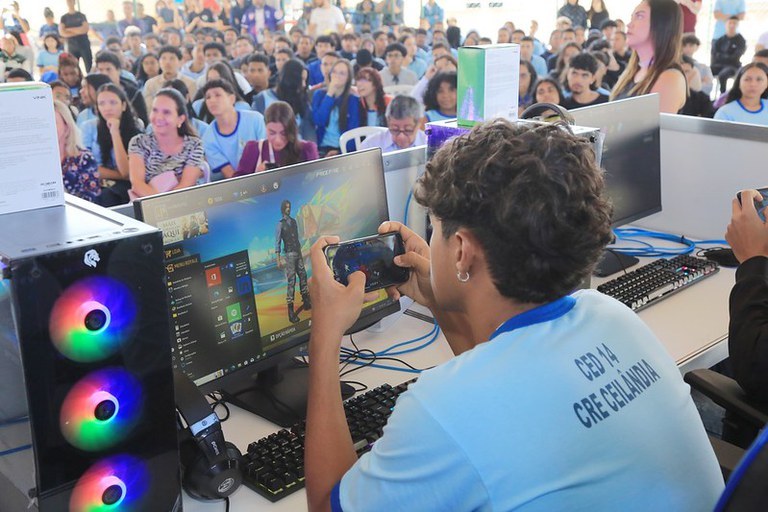 Jovem jogando e-sport em computador